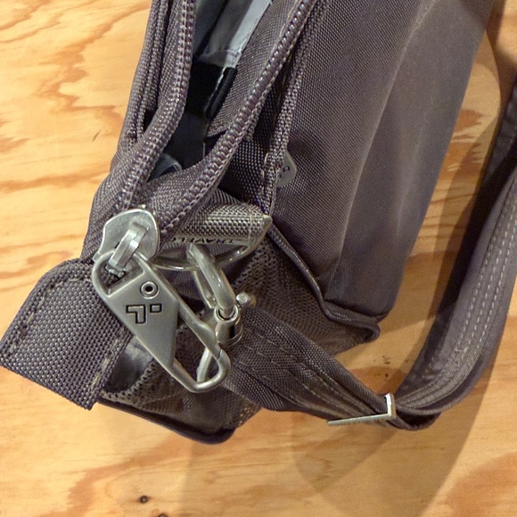 NWOT , anti theft Travelon crossbody , multiple zipper compartments - Picture 15 of 16